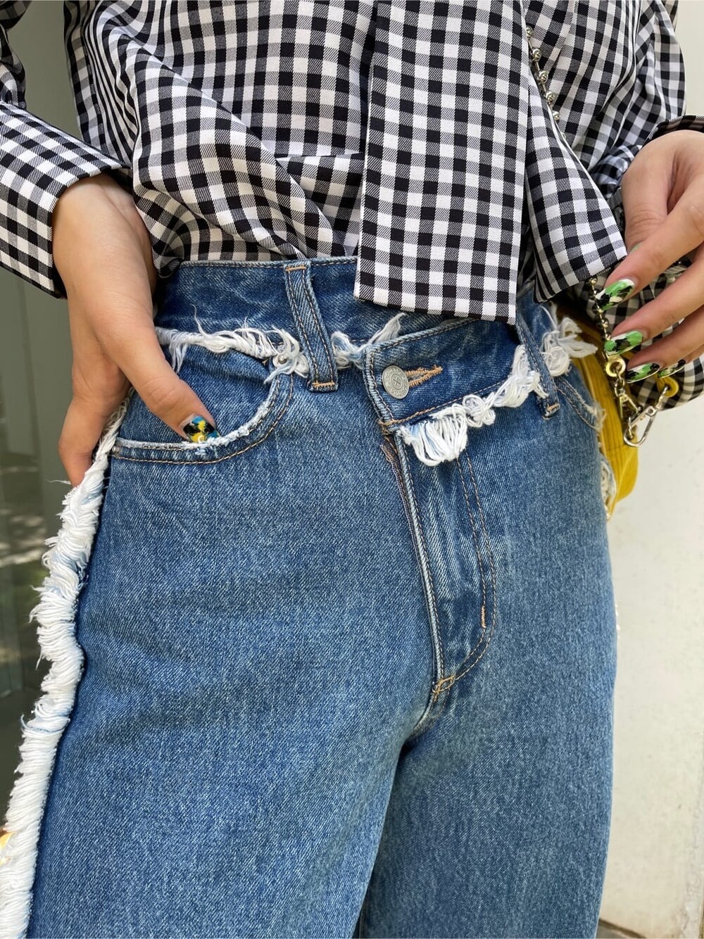 ブラック系のその他シューズ、その他のシャツ/ブラウス、ブルー系のデニムパンツを着用したレディースの夏コーディネートの8枚目の写真