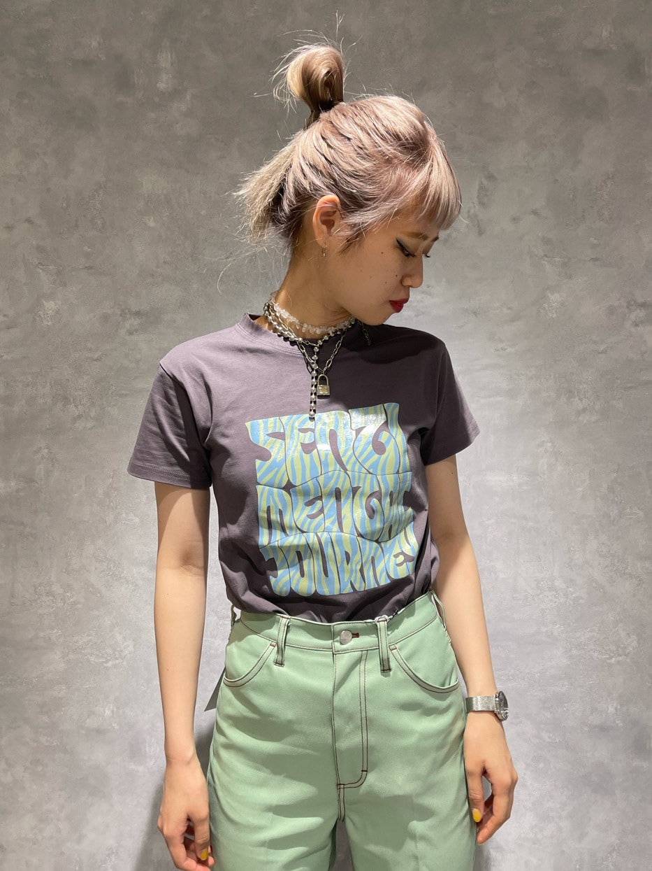 ブラック系のブーツ、グリーン系のデニムジャケット、グリーン系のデニムパンツを着用したレディースの春コーディネートの5枚目の写真