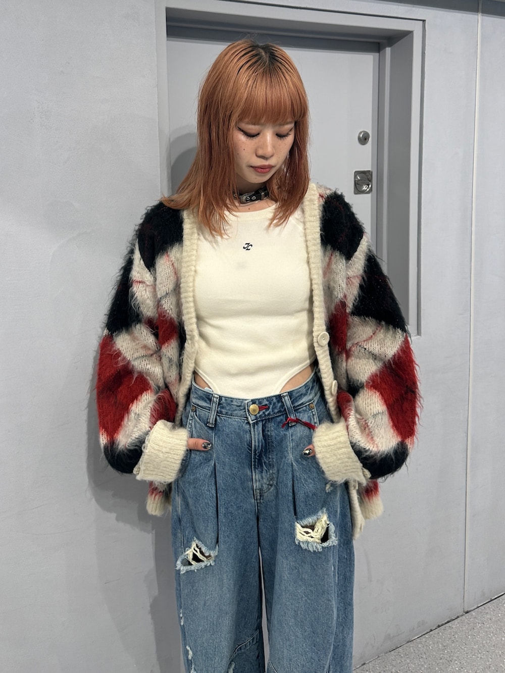 ブルー系のデニムパンツ、ホワイト系のカーディガン/ボレロ、ホワイト系のニット/セーターを着用したレディースの秋コーディネートの6枚目の写真