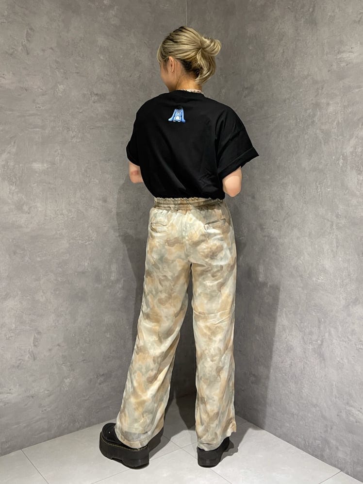 ブラック系のTシャツ/カットソー、その他のその他パンツを着用したレディースの夏コーディネートの2枚目の写真