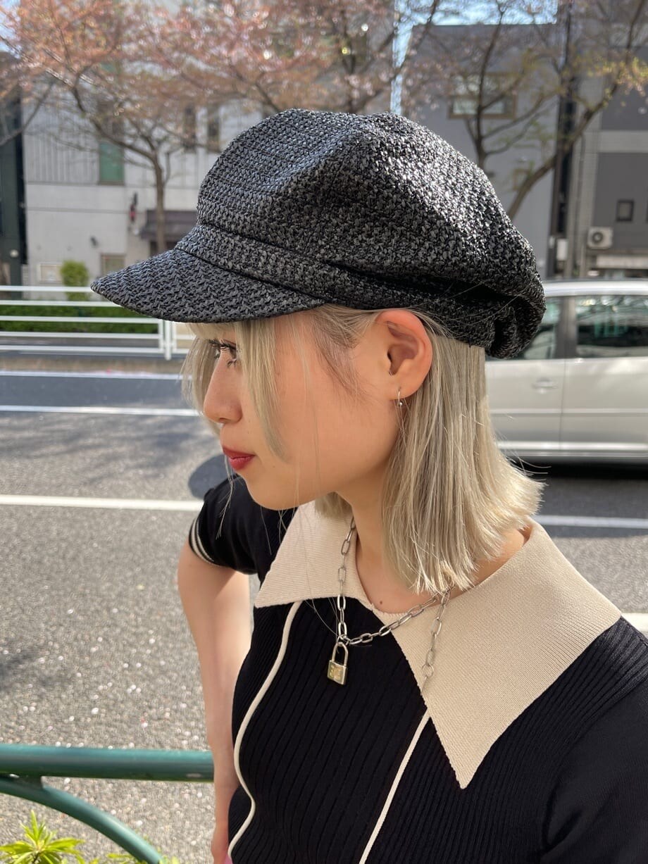 ブラック系のニット/セーター、ピンク系のその他パンツ、シルバー系のブレスレットを着用したレディースの春コーディネートの10枚目の写真