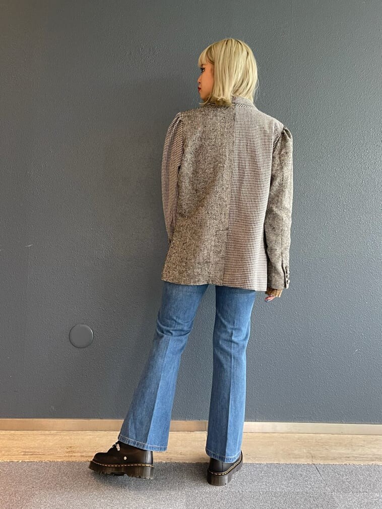 その他のテーラードジャケット、その他のニット/セーターを着用したレディースの秋コーディネートの2枚目の写真