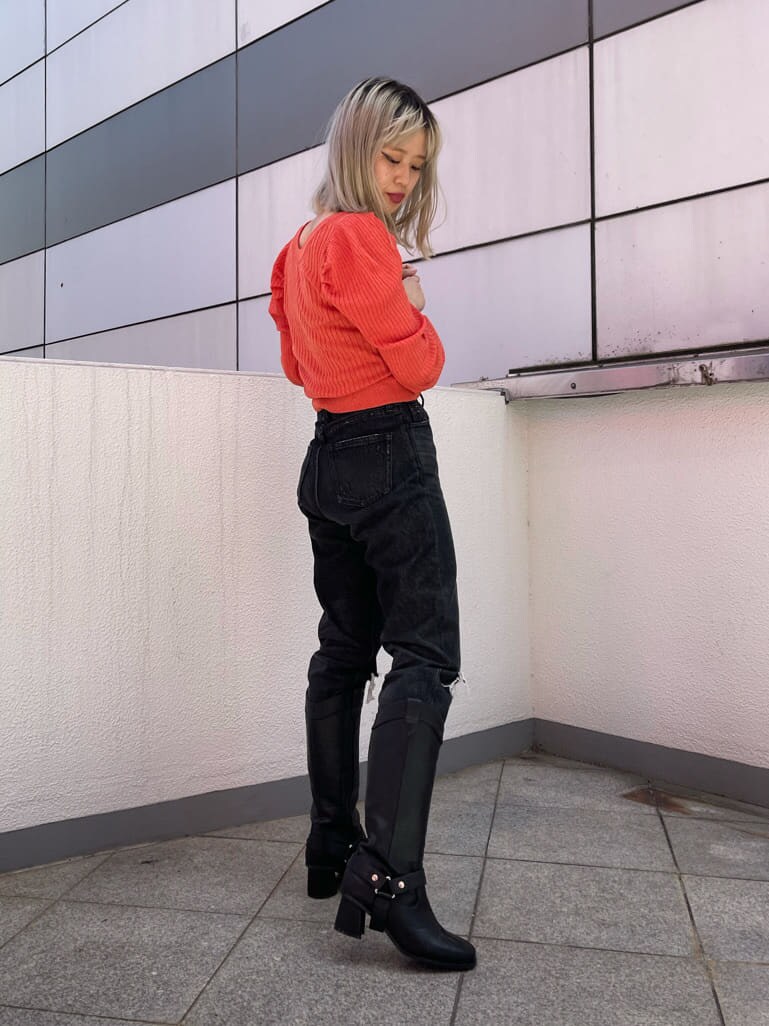 ブラック系のブーツ、ブラック系のデニムパンツ、オレンジ系のカーディガン/ボレロを着用したレディースの夏コーディネートの2枚目の写真