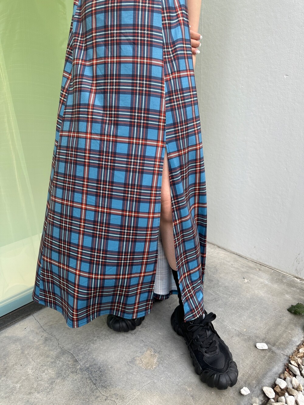 ブルー系のワンピース、ブラック系のスニーカー、ブルー系のキャップを着用したレディースの春コーディネートの8枚目の写真