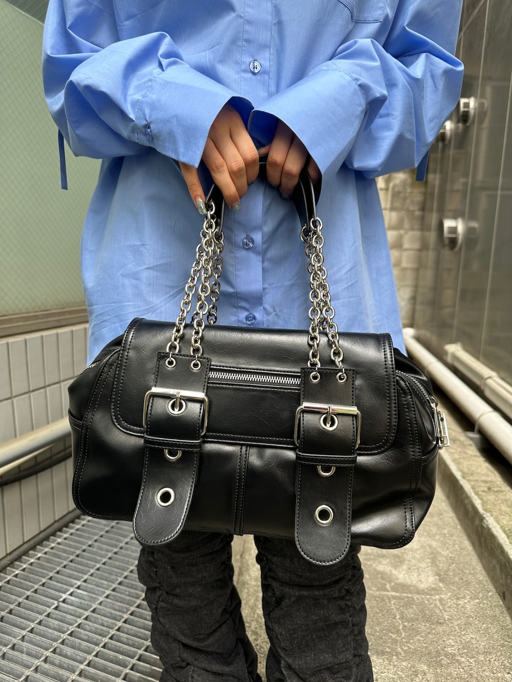 ブルー系のシャツ/ブラウス、ブラック系のスニーカー、ブラック系のその他パンツを着用したレディースの夏コーディネートの6枚目の写真