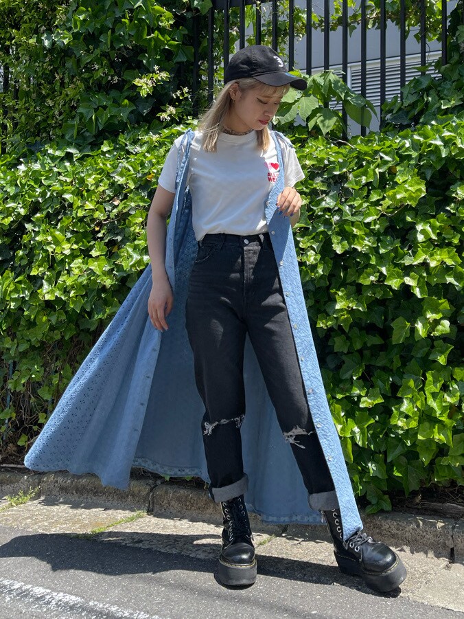 ホワイト系のTシャツ/カットソー、ブルー系のワンピース、ブラック系のデニムパンツを着用したレディースの春コーディネートの2枚目の写真