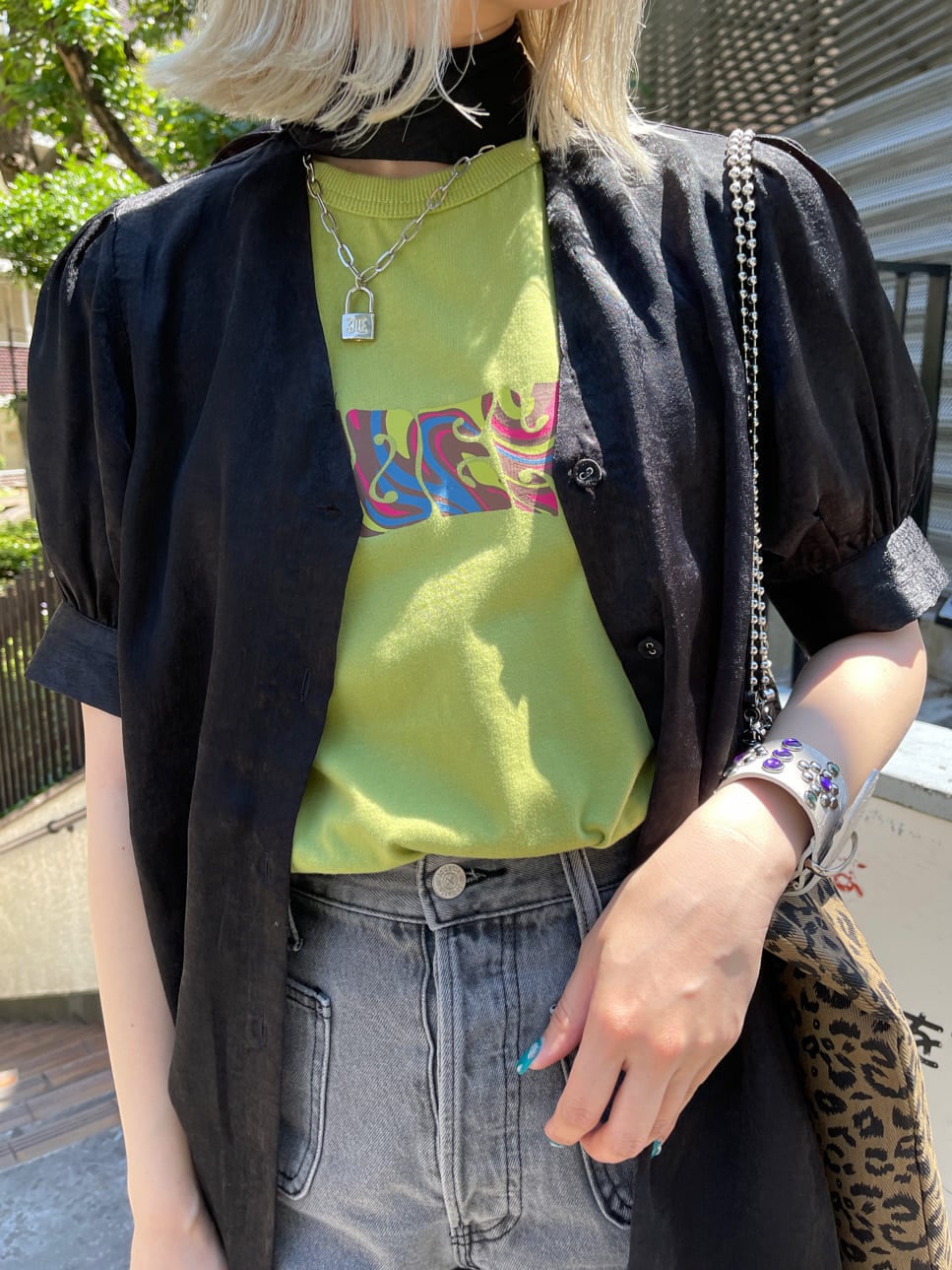 ブラック系のブーツ、その他のトートバッグ、グリーン系のTシャツ/カットソーを着用したレディースの春コーディネートの7枚目の写真