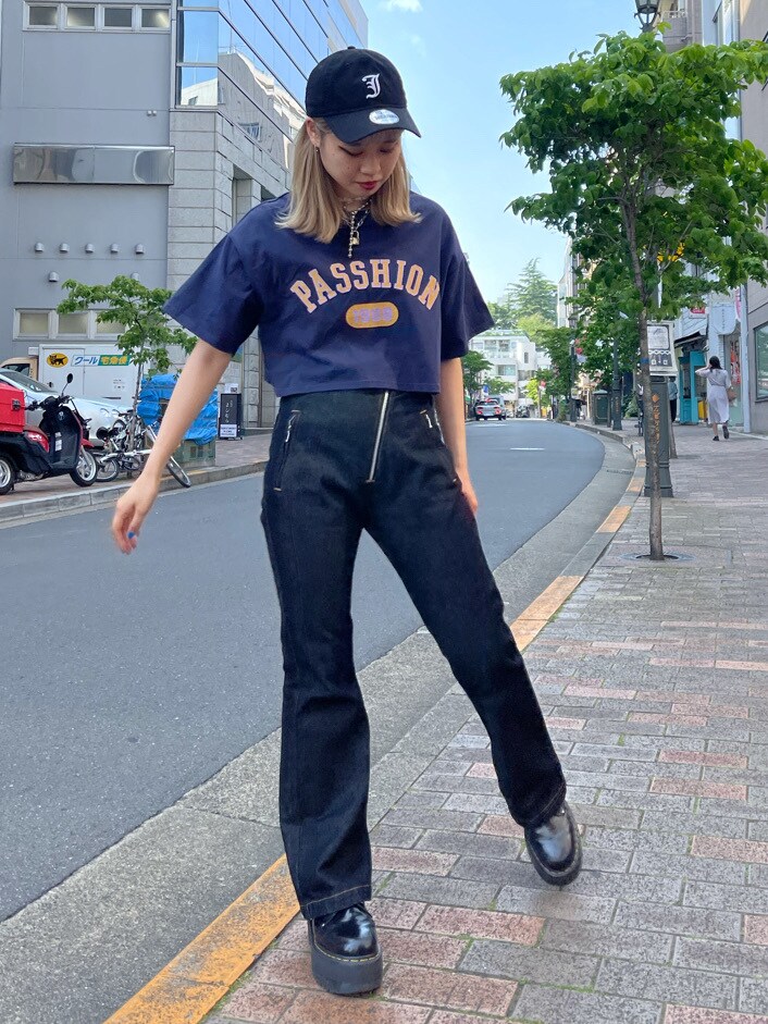 ブルー系のTシャツ/カットソー、ブラック系のデニムパンツ、ブラック系のキャップを着用したレディースの春コーディネートの4枚目の写真