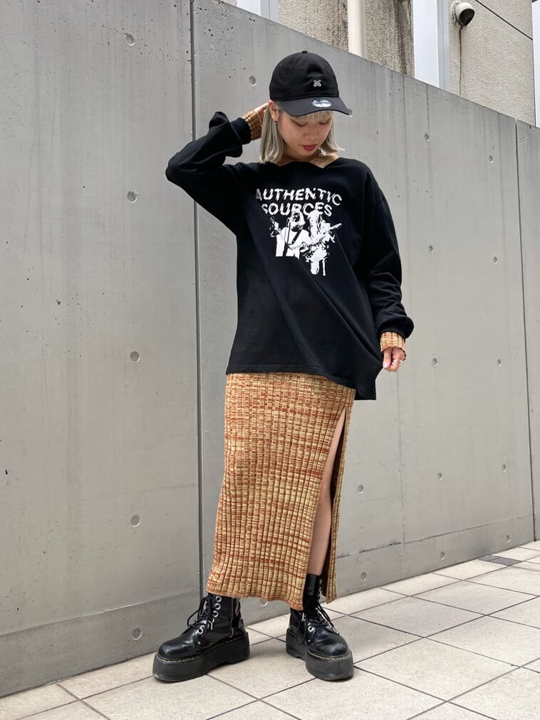 ブラウン系のワンピース、ブラック系のTシャツ/カットソーを着用したレディースの秋コーディネートの2枚目の写真