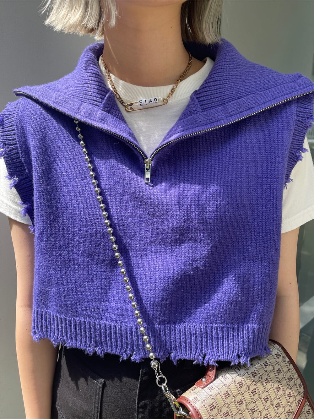 ブラウン系のハンドバッグ、ホワイト系のTシャツ/カットソー、ブラック系のデニムパンツを着用したレディースの夏コーディネートの8枚目の写真