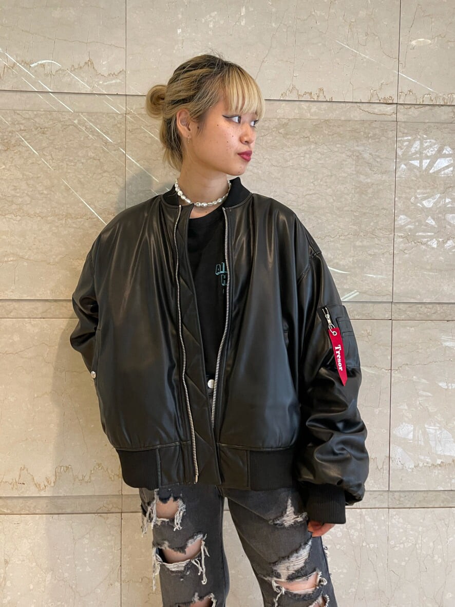 ブラック系のデニムパンツ、ブラック系のTシャツ/カットソー、ブラック系のMA-1を着用したレディースの夏コーディネートの8枚目の写真