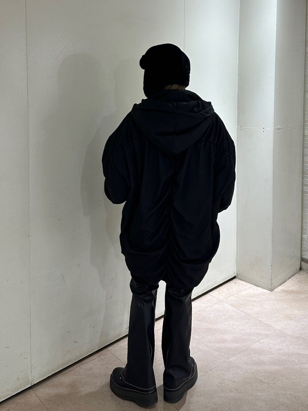 ブラック系のその他パンツ、ブラック系のその他アウター、ピンク系のニット/セーターを着用したレディースの冬コーディネートの3枚目の写真