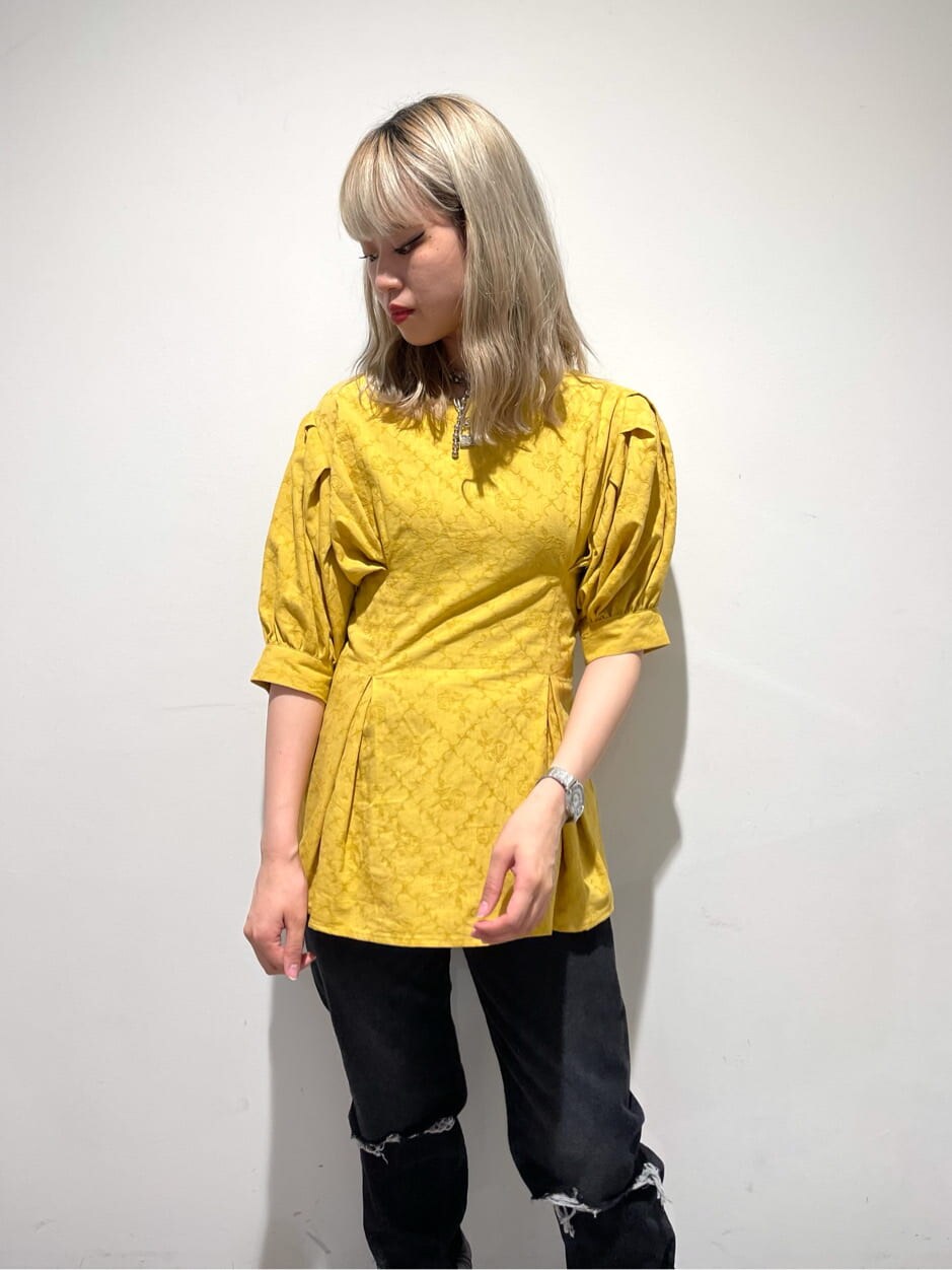 イエロー系のシャツ/ブラウス、ブラック系のデニムパンツを着用したレディースの夏コーディネートの3枚目の写真