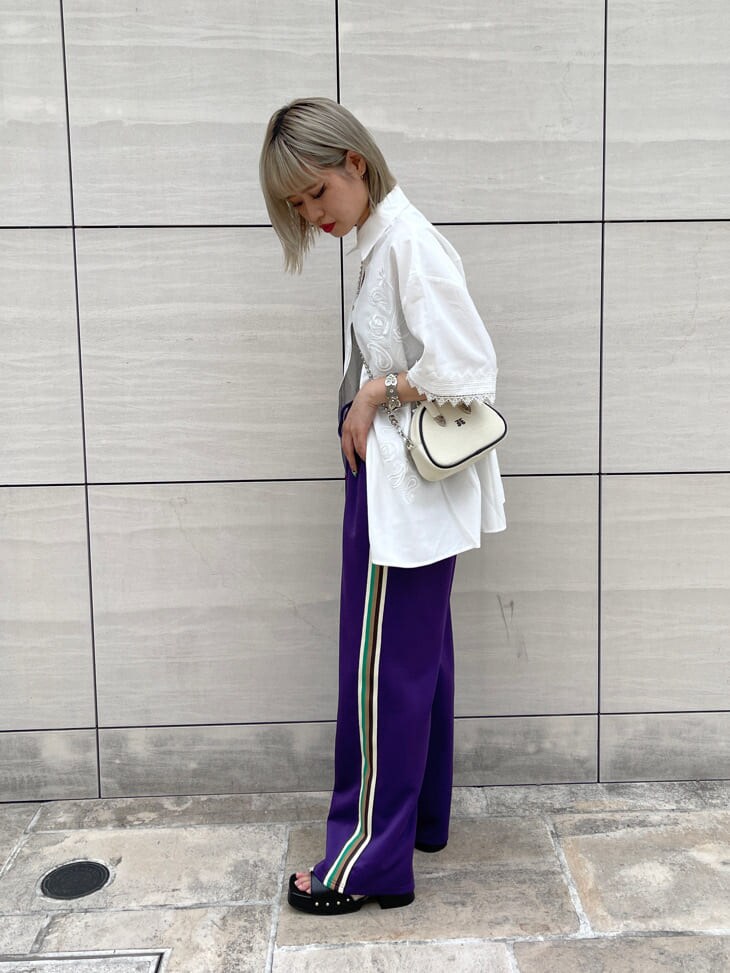 ベージュ系のキャミソール、ホワイト系のシャツ/ブラウス、ブラック系のサンダルを着用したレディースの夏コーディネートの3枚目の写真