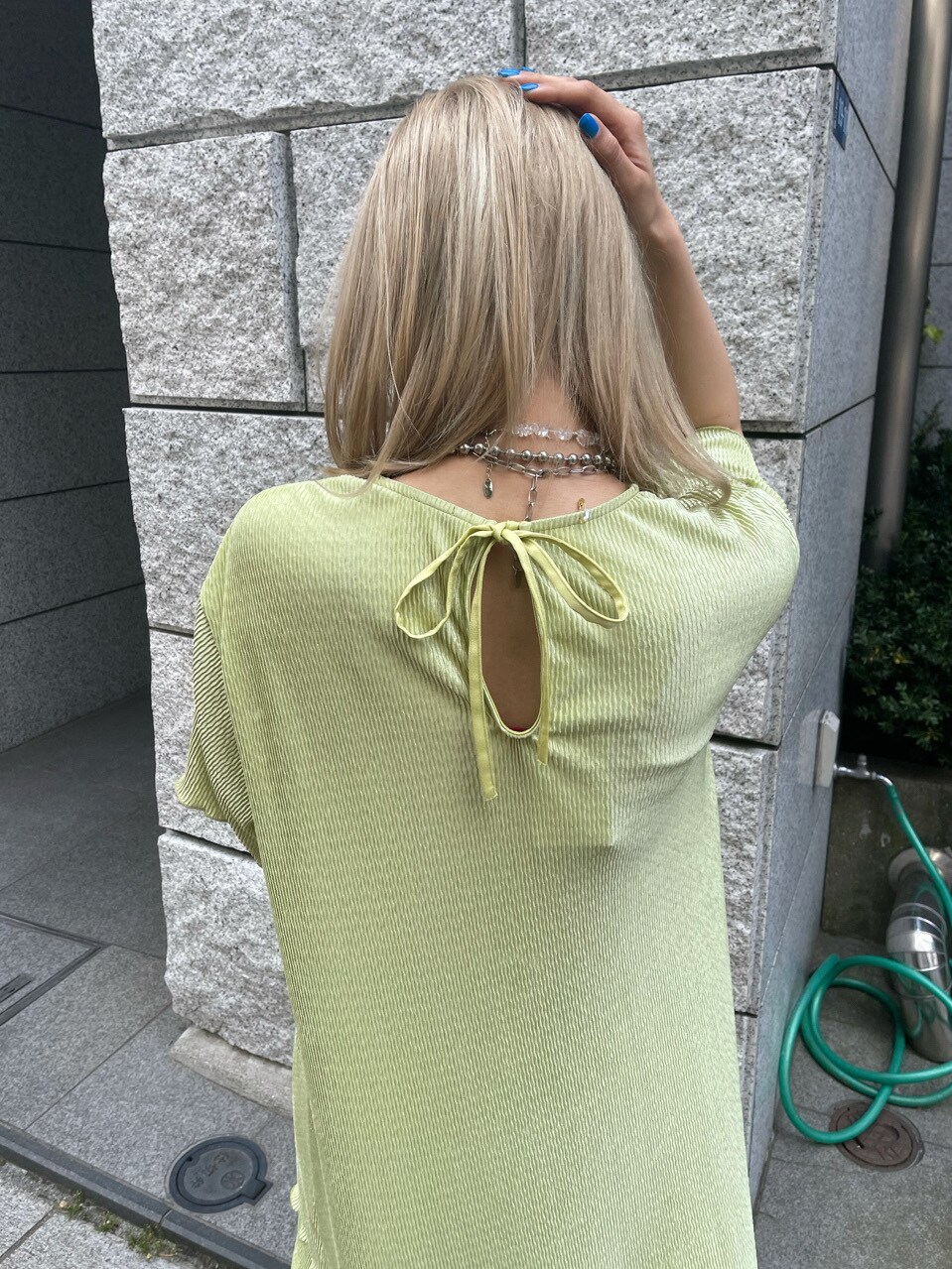 グリーン系のTシャツ/カットソーを着用したレディースの春コーディネートの6枚目の写真