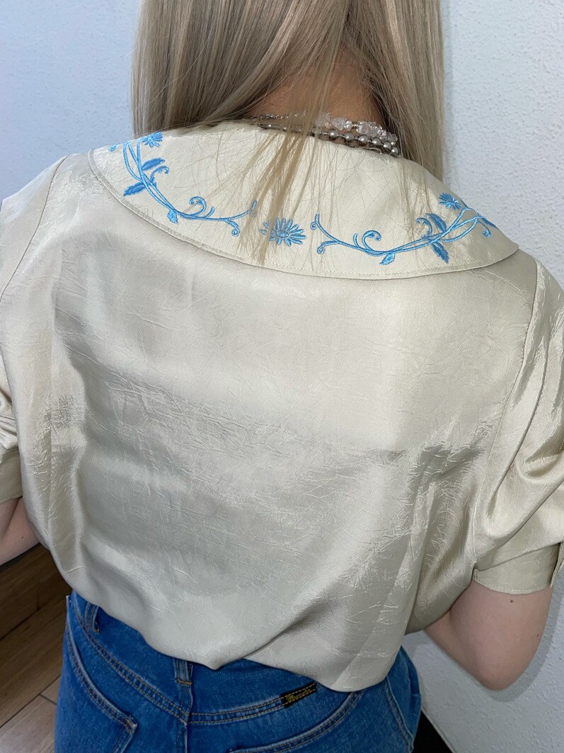 ホワイト系のシャツ/ブラウス、ブルー系のデニムパンツを着用したレディースの春コーディネートの5枚目の写真