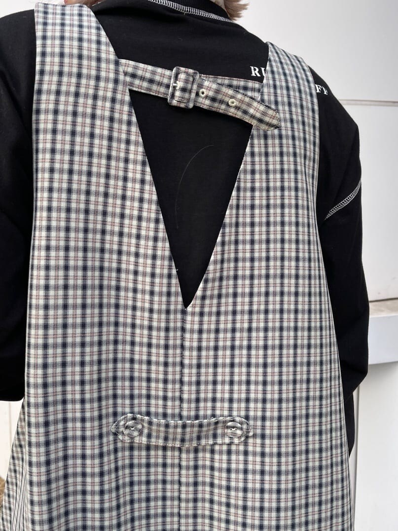 ブラック系のデニムパンツ、その他のジャンパースカート、ブラック系のショルダーバッグを着用したレディースの冬コーディネートの9枚目の写真