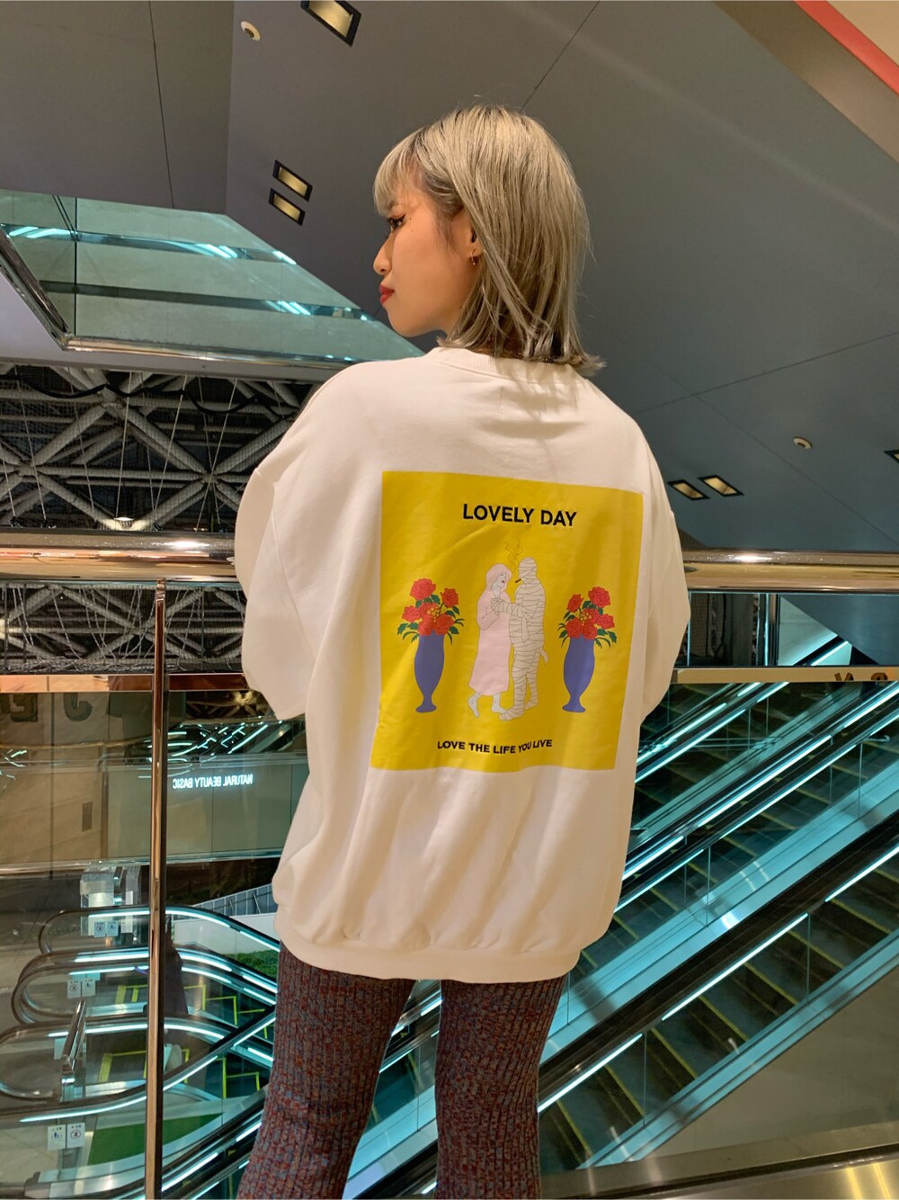 ブルー系のその他パンツ、ホワイト系のスウェット、その他のチョーカーを着用したレディースの秋コーディネートの2枚目の写真