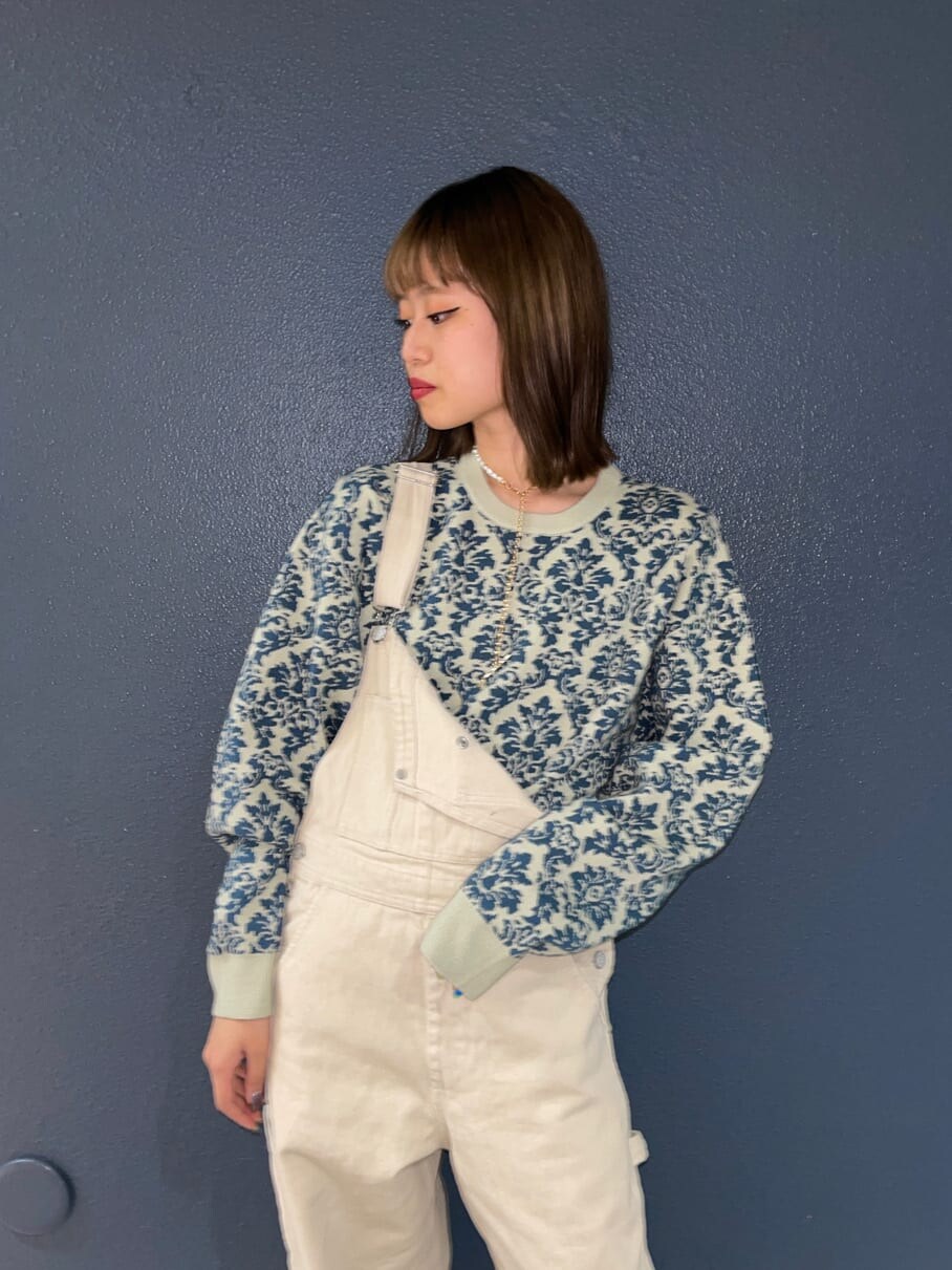 ホワイト系のMA-1、ホワイト系のスニーカー、ホワイト系のサロペット/オーバーオールを着用したレディースの冬コーディネートの5枚目の写真