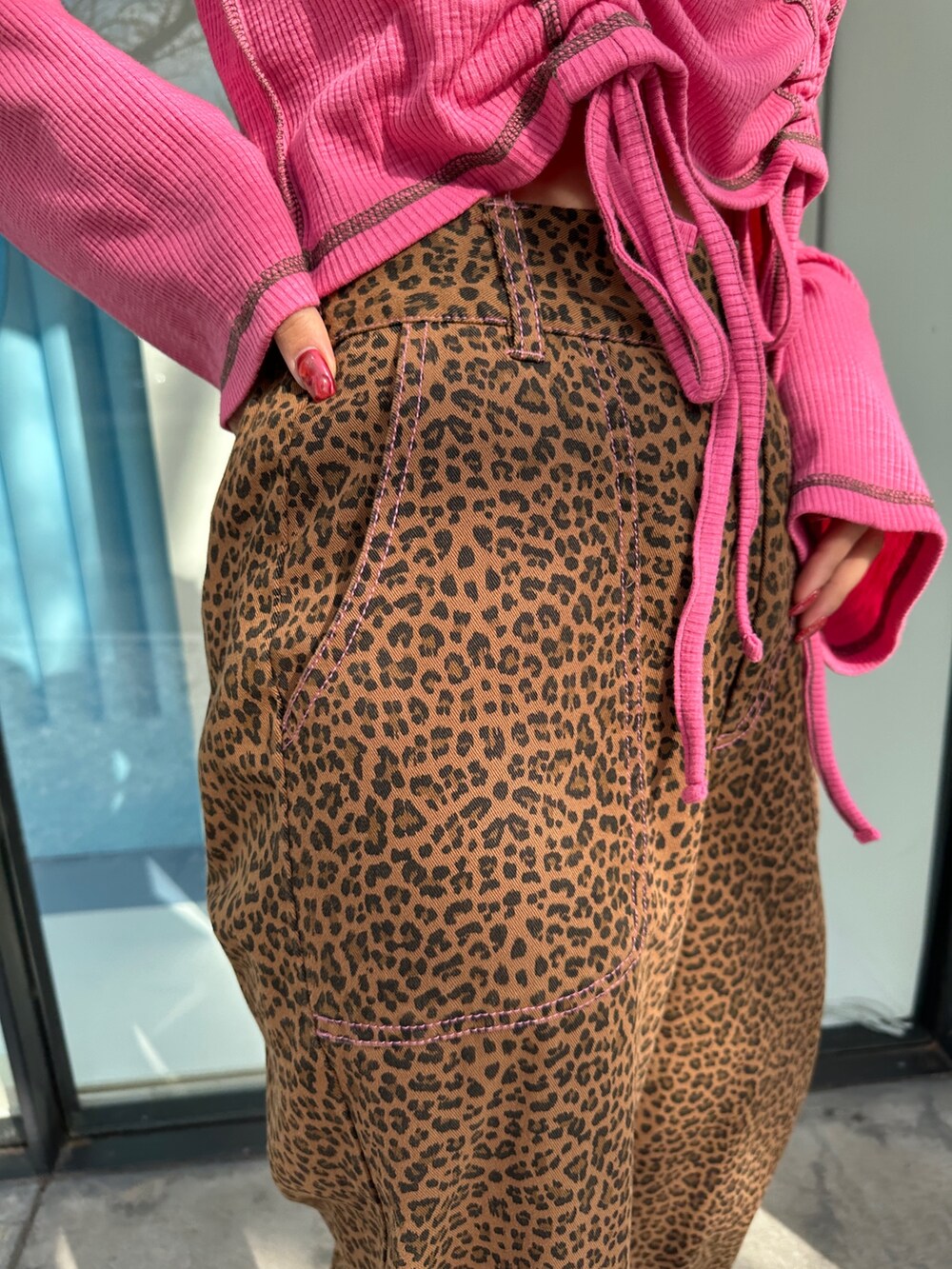 ピンク系のTシャツ/カットソー、ベージュ系のその他パンツ、ブラック系のその他シューズを着用したレディースの春コーディネートの9枚目の写真