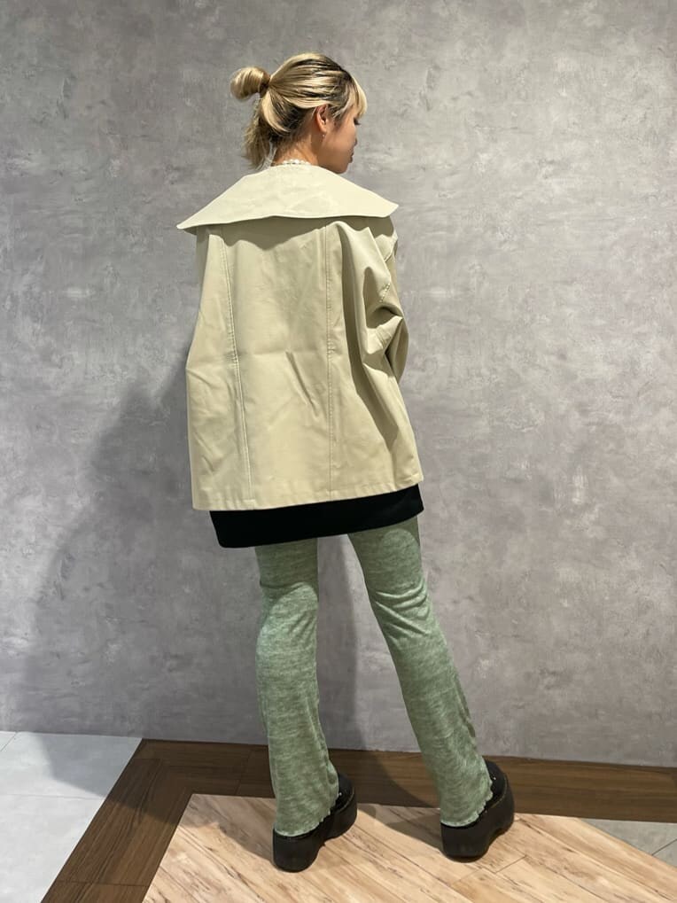 グリーン系のその他パンツ、ホワイト系のライダースジャケットを着用したレディースの夏コーディネートの3枚目の写真
