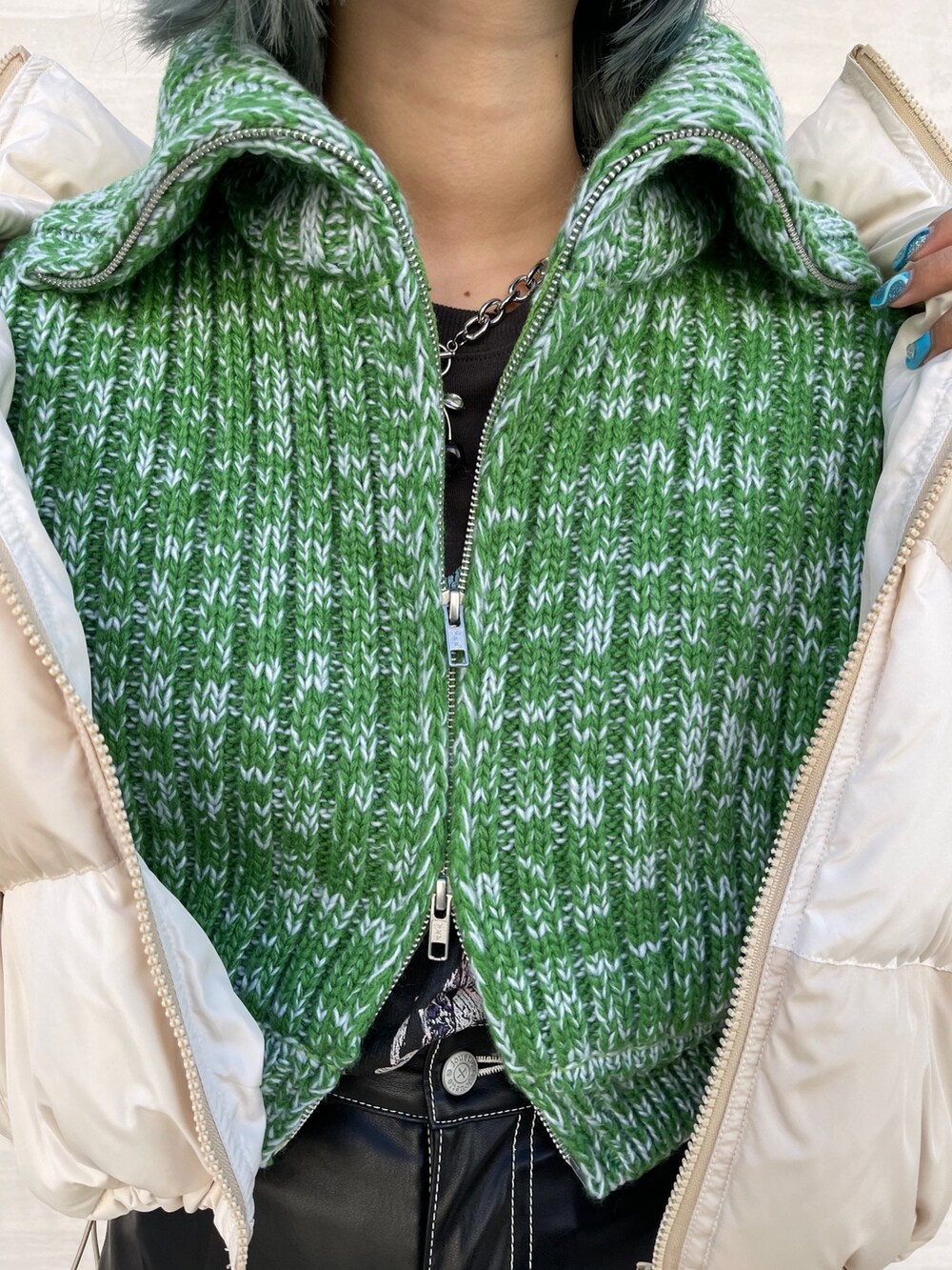 ホワイト系のTシャツ/カットソー、ブラック系のスカート、ブラック系のブーツを着用したレディースの秋コーディネートの6枚目の写真