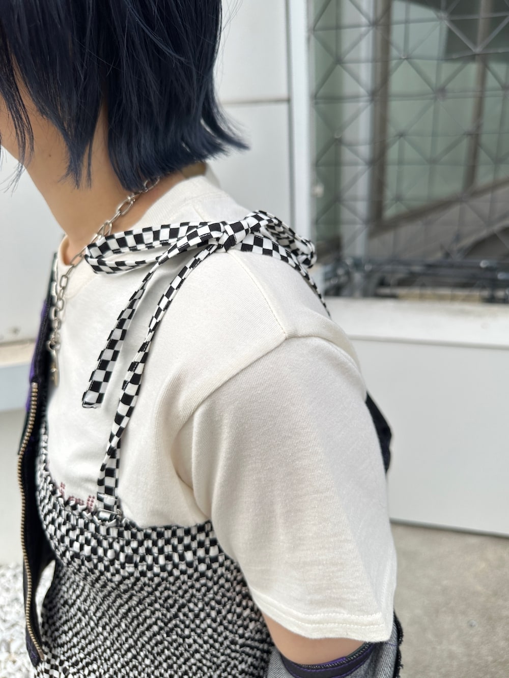 その他のワンピース、ブラック系のベスト、ホワイト系のTシャツ/カットソーを着用したレディースの春コーディネートの9枚目の写真