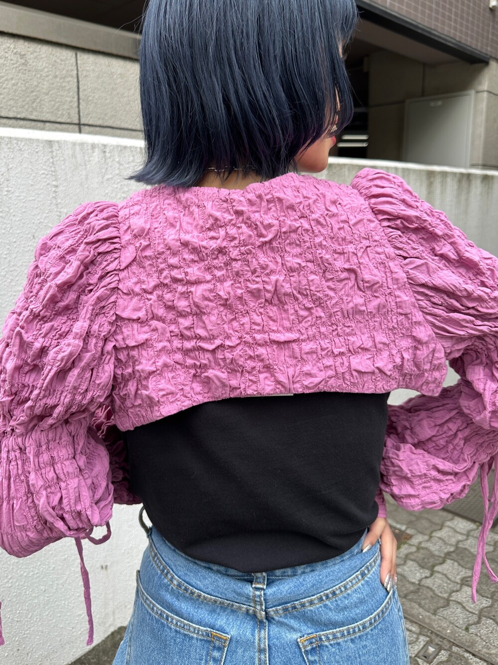 ピンク系のカーディガン/ボレロ、ブラック系のTシャツ/カットソー、ブルー系のデニムパンツを着用したレディースの春コーディネートの8枚目の写真