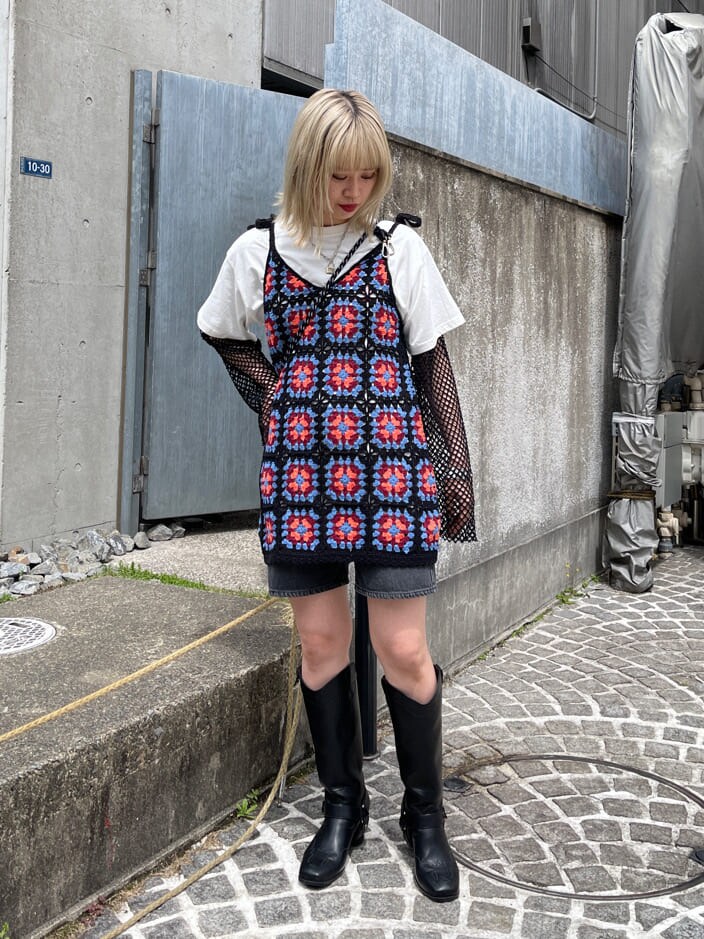 ブラック系のデニムパンツ、ブラック系のTシャツ/カットソー、ブラック系のキャミソールを着用したレディースの春コーディネートの2枚目の写真