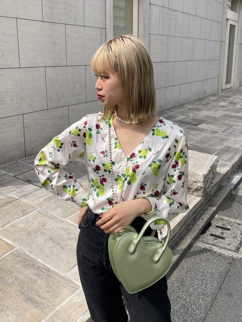 ブラック系のデニムパンツ、ホワイト系のシャツ/ブラウス、グリーン系のショルダーバッグを着用したレディースの春コーディネートの8枚目の写真