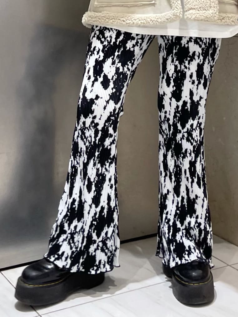 その他のその他パンツ、ホワイト系のTシャツ/カットソー、ホワイト系のムートンコートを着用したレディースの夏コーディネートの7枚目の写真