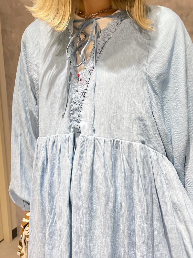 ブラック系のブーツ、ブルー系のワンピースを着用したレディースの夏コーディネートの6枚目の写真