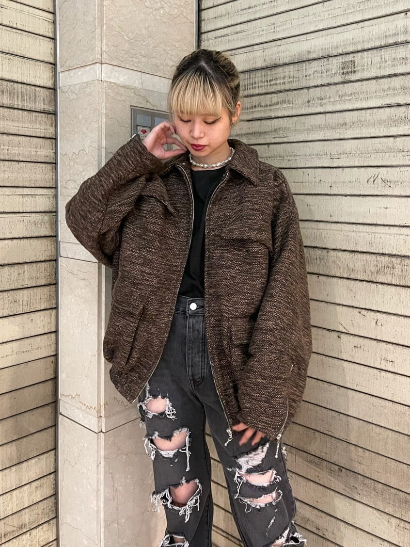 ブラック系のブーツ、ブラック系のデニムパンツ、ブラウン系のブルゾンを着用したレディースの夏コーディネートの4枚目の写真