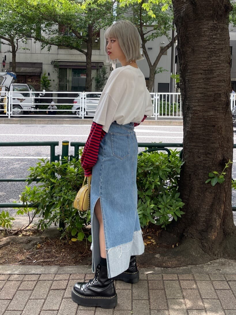 ブラック系のその他シューズ、イエロー系のボストンバッグ、ブルー系のデニムスカートを着用したレディースの夏コーディネートの3枚目の写真