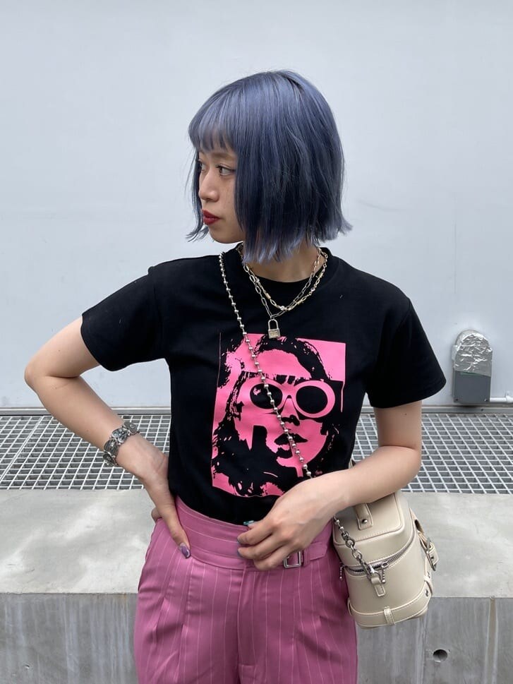 ホワイト系のショルダーバッグ、ブラック系のその他シューズ、ブラック系のTシャツ/カットソーを着用したレディースの春コーディネートの6枚目の写真