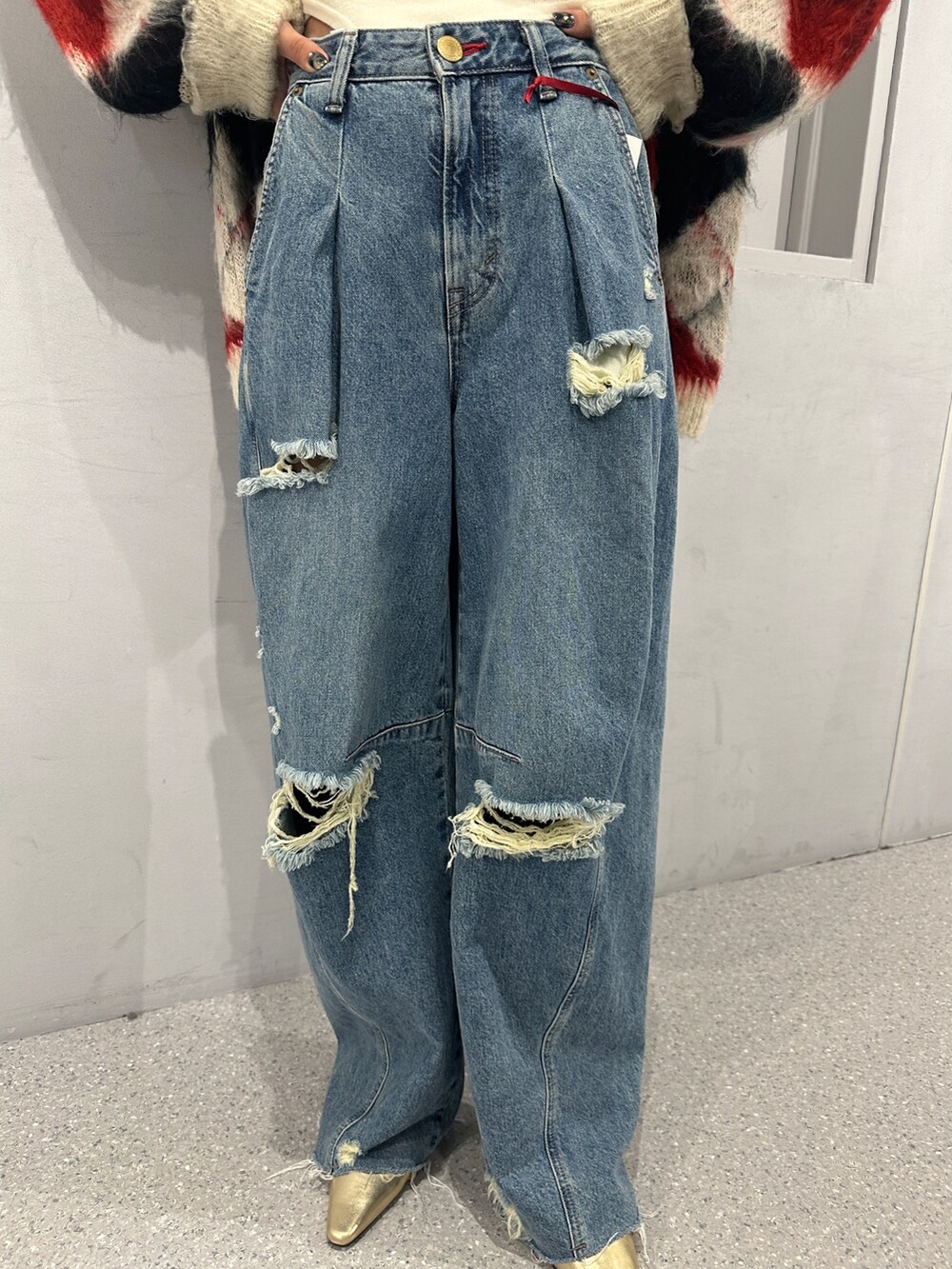 ブルー系のデニムパンツ、ホワイト系のカーディガン/ボレロ、ホワイト系のニット/セーターを着用したレディースの秋コーディネートの10枚目の写真