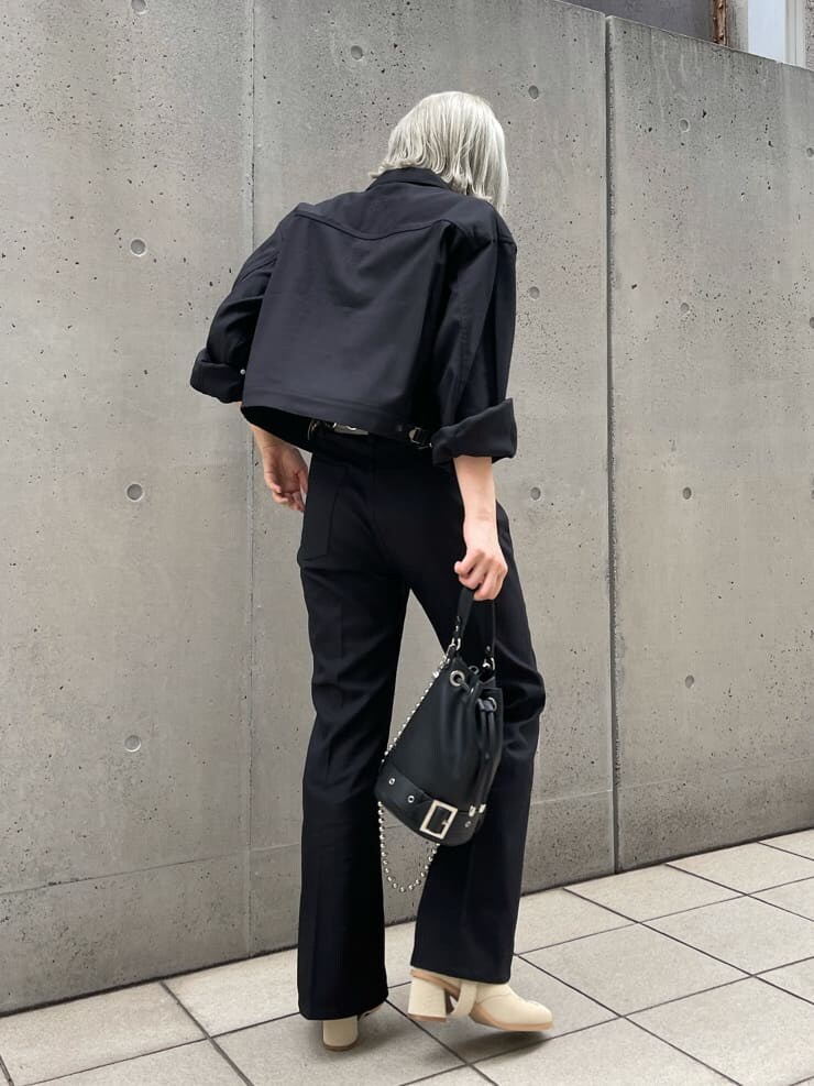 ブラック系のデニムパンツ、ホワイト系のブーツ、その他のキャミソールを着用したレディースの夏コーディネートの3枚目の写真