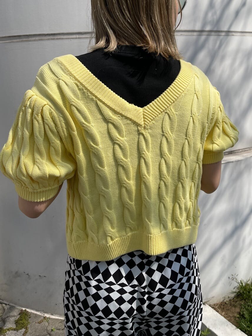 イエロー系のニット/セーター、その他のその他パンツ、ブラック系のTシャツ/カットソーを着用したレディースの春コーディネートの8枚目の写真