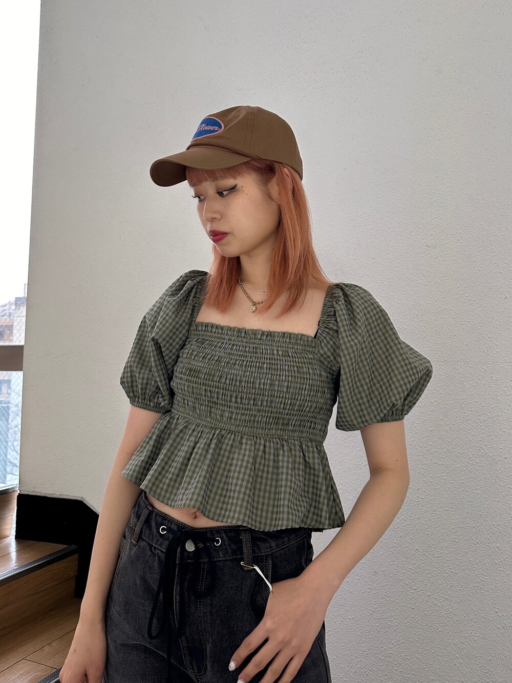 ブラック系のデニムパンツ、グリーン系のシャツ/ブラウス、ブラック系のブーツを着用したレディースの冬コーディネートの4枚目の写真