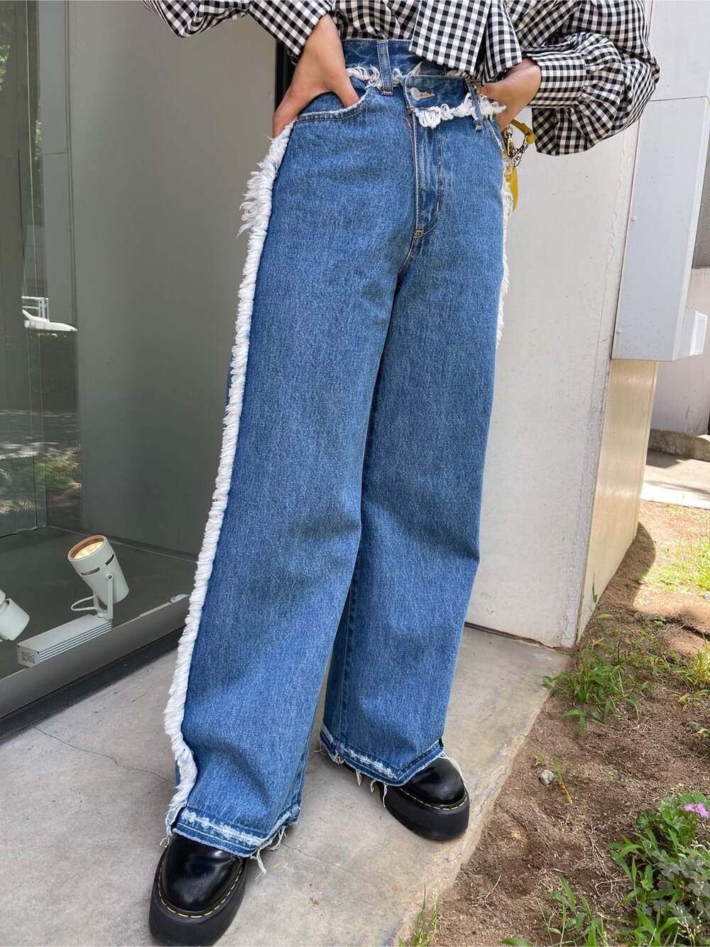 ブラック系のその他シューズ、その他のシャツ/ブラウス、ブルー系のデニムパンツを着用したレディースの夏コーディネートの7枚目の写真