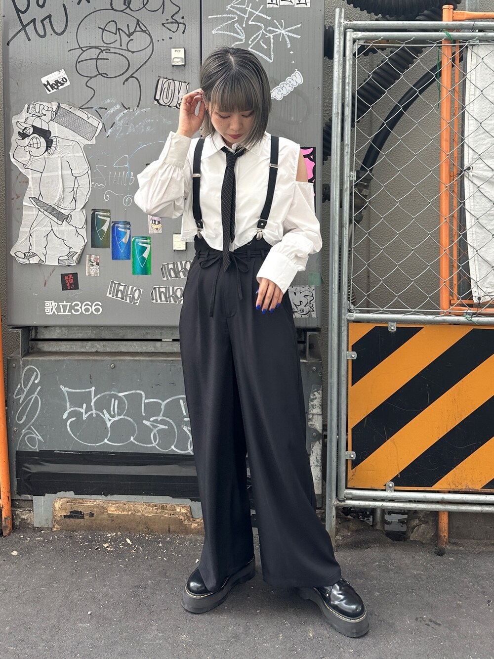 ホワイト系のシャツ/ブラウス、ブラック系のその他パンツ、ブラック系のブーツを着用したレディースの夏コーディネートの2枚目の写真