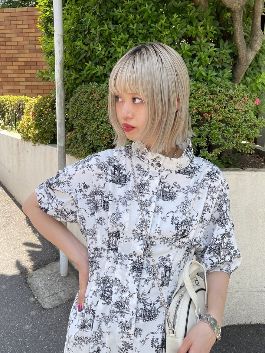 ホワイト系のブーツ、ホワイト系のワンピース、ホワイト系のボストンバッグを着用したレディースの夏コーディネートの5枚目の写真