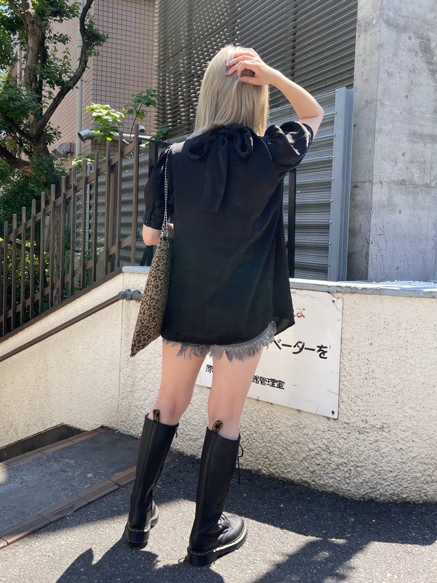 ブラック系のブーツ、その他のトートバッグ、グリーン系のTシャツ/カットソーを着用したレディースの春コーディネートの4枚目の写真