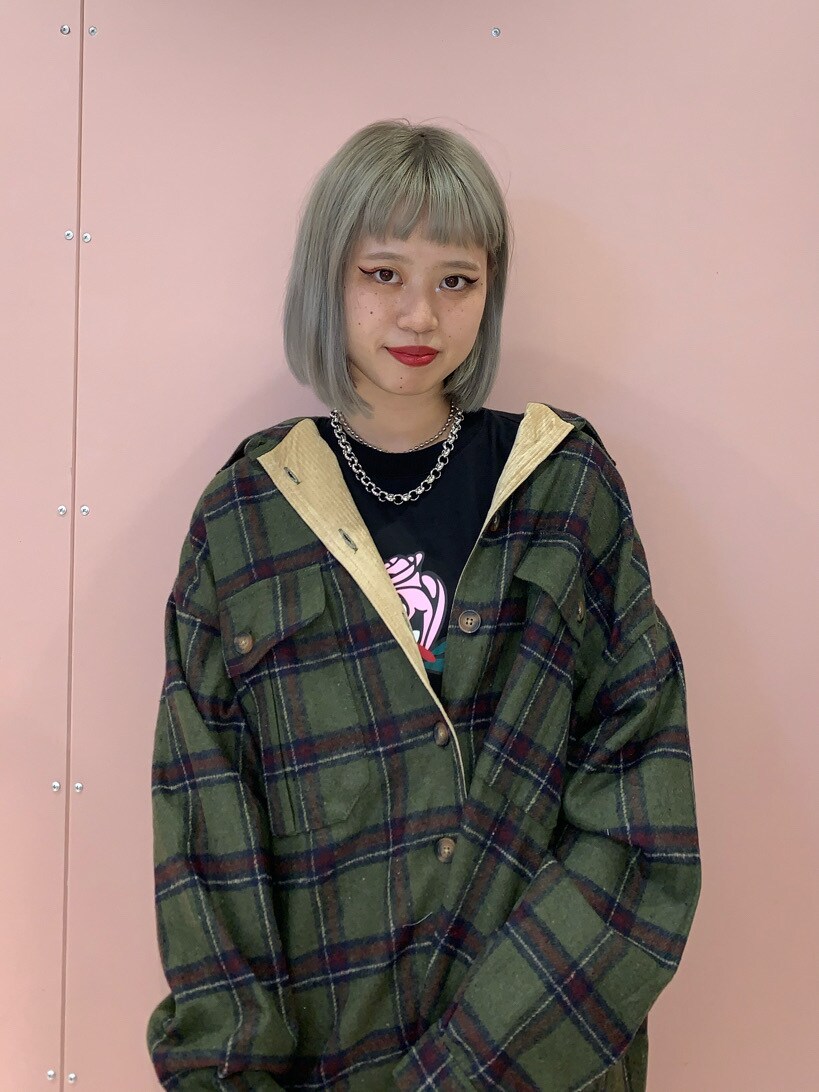ベージュ系のミリタリージャケット、ブラウン系のその他パンツ、ブラック系のTシャツ/カットソーを着用したレディースの秋コーディネートの2枚目の写真