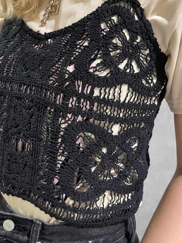 ブラック系のキャミソール、ブラック系のデニムパンツ、ホワイト系のTシャツ/カットソーを着用したレディースの夏コーディネートの5枚目の写真