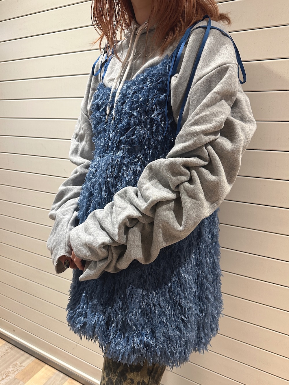 ブルー系のワンピース、グレー系のパーカー、ブラウン系のその他パンツを着用したレディースの秋コーディネートの9枚目の写真