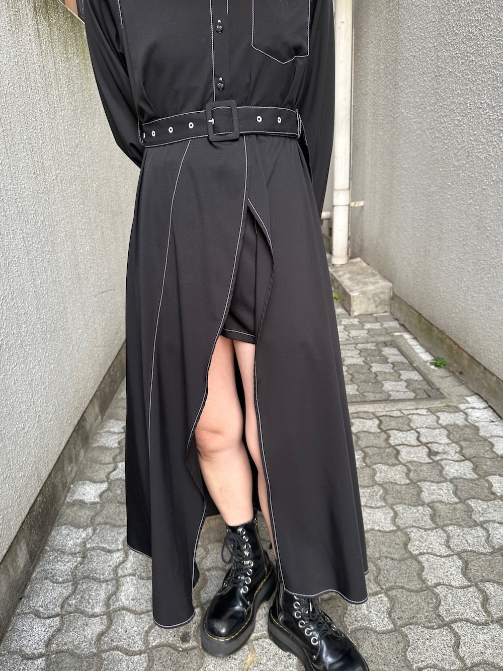 ホワイト系のワンピース、ホワイト系のハットを着用したレディースの冬コーディネートの7枚目の写真