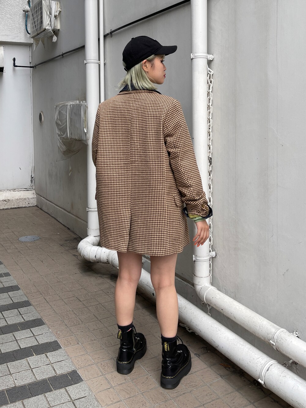 グリーン系のTシャツ/カットソー、ベージュ系のテーラードジャケット、ブルー系のワンピースを着用したレディースの秋コーディネートの3枚目の写真