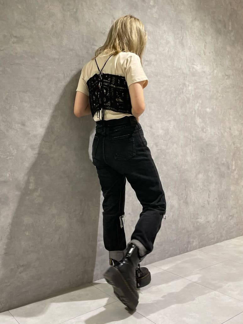 ブラック系のキャミソール、ブラック系のデニムパンツ、ホワイト系のTシャツ/カットソーを着用したレディースの夏コーディネートの2枚目の写真