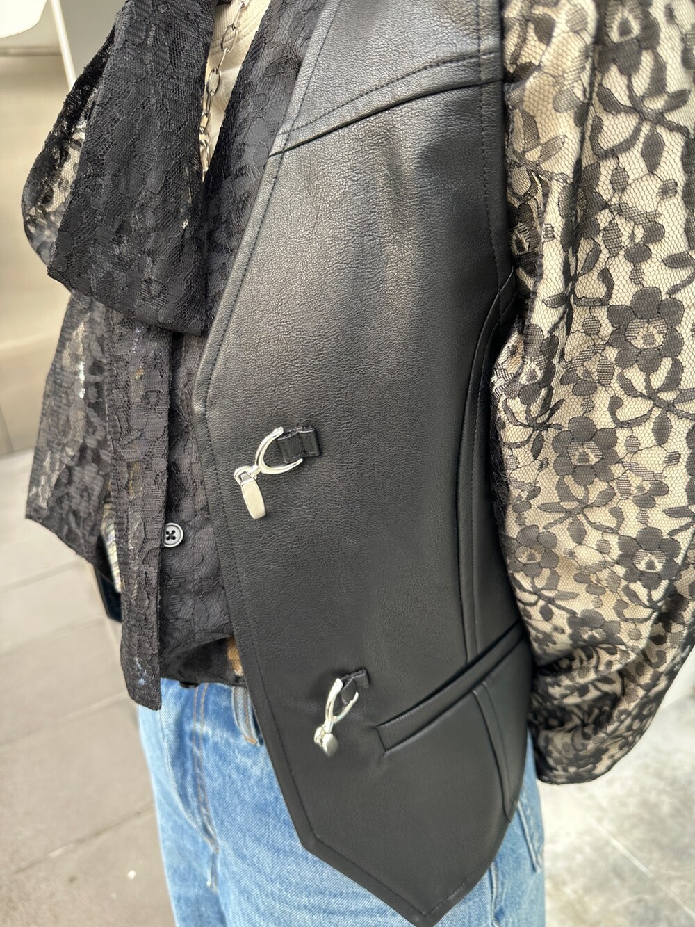 ブルー系のスカート、ブラック系のベスト、ブラック系のシャツ/ブラウスを着用したレディースの冬コーディネートの8枚目の写真